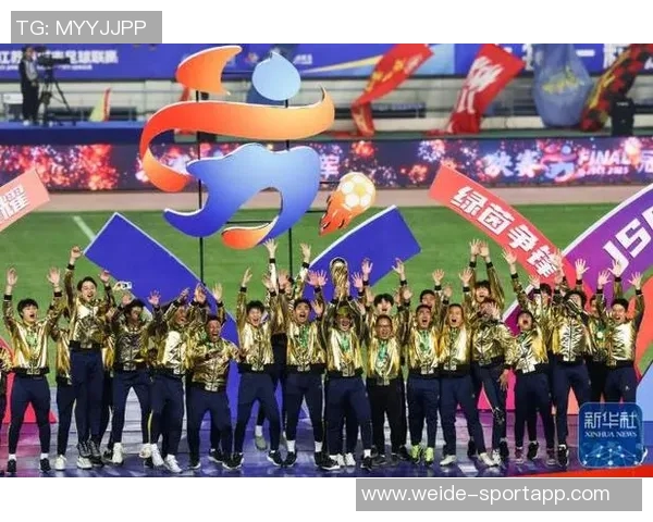 泰州首届苏超夺冠后迅速建设冠军奖杯打卡点吸引众多球迷前来留影