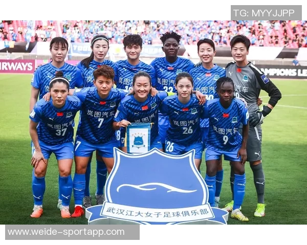 武汉车谷江大女足赛后自豪展示国旗合影庆祝中国骄傲时刻 武汉车谷江大女足赛后自豪展示国旗合影庆祝中国骄傲时刻