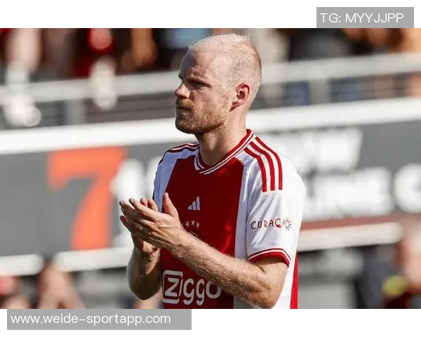 阿贾克斯中场克拉森庆祝进球时意外受伤队友撞击引发关注